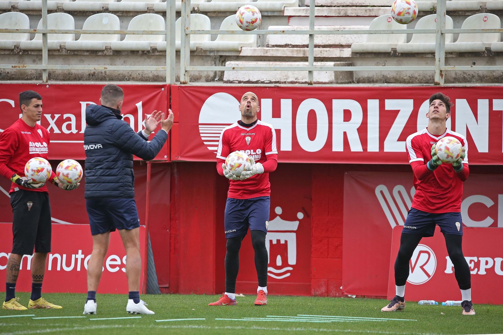 Fotos del entrenamiento del Algeciras CF con el portero Rubén Miño