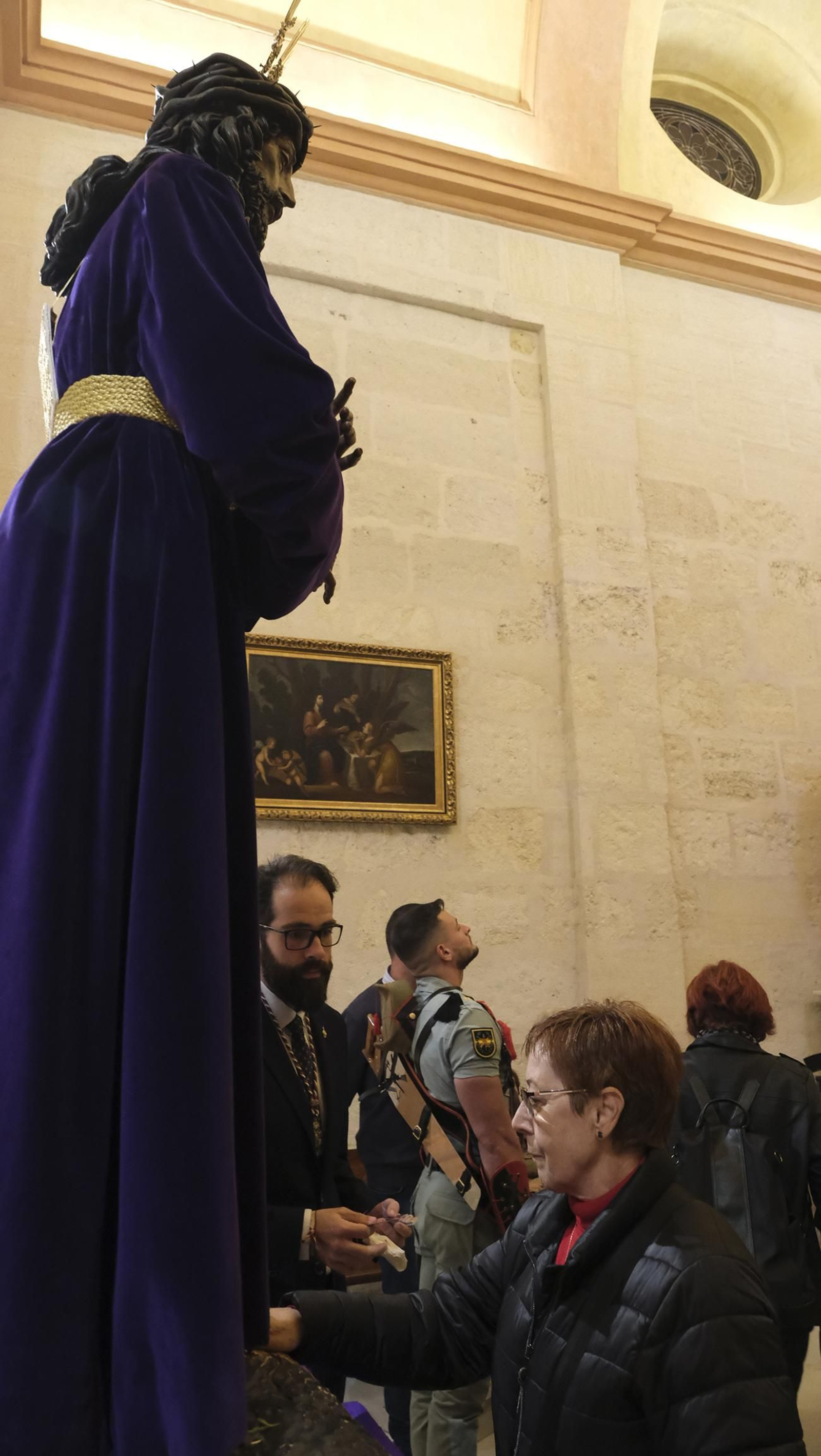 Imágenes del multitudinario besapiés del Cristo de Medinaceli en la Catedral de Almería