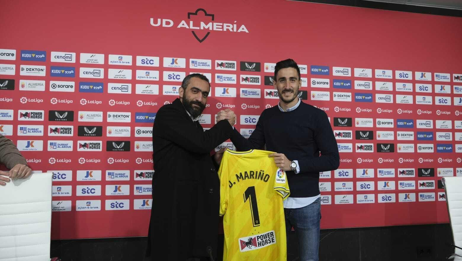 El Assy estrecha la mano de Mariño en su presentación