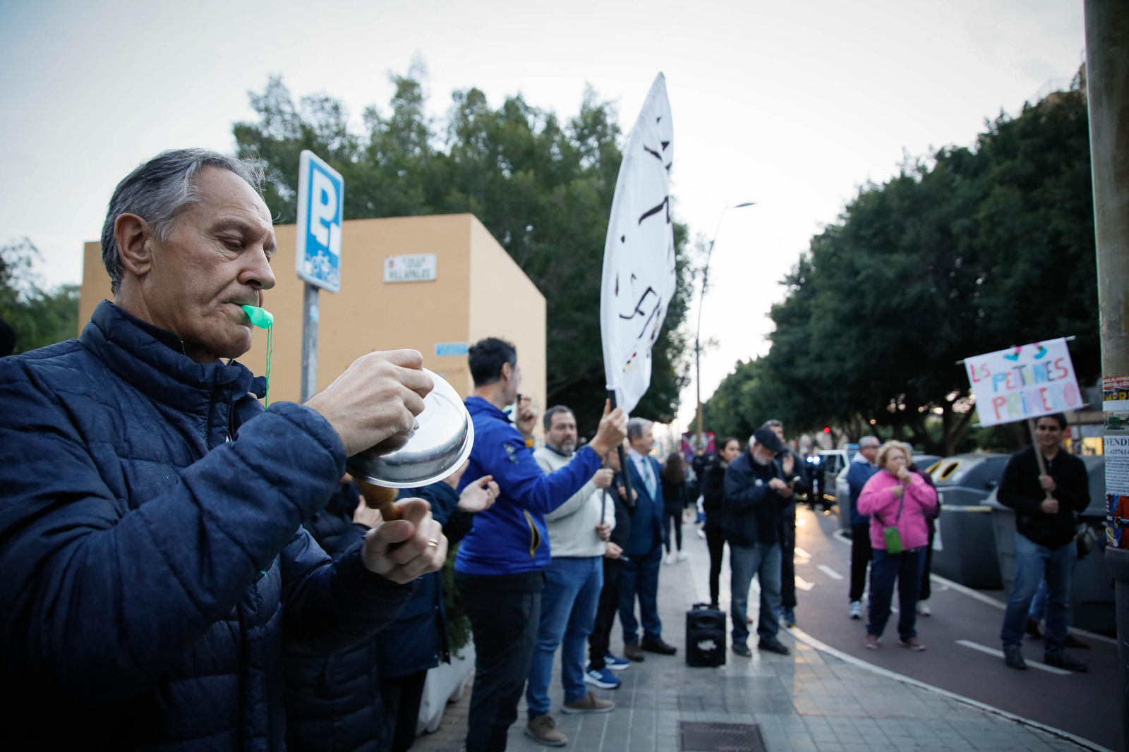 Imágenes de la protesta de los vecinos en la avenida del Mediterráneo  para reclamar paso de peatones con semáforo