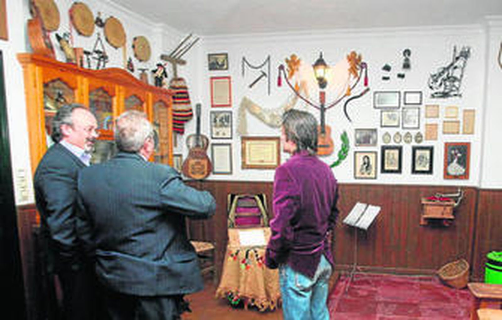 Imagen del presidente de la Peña Flamenca, Enrique Morales, visitando la exposición, ayer.