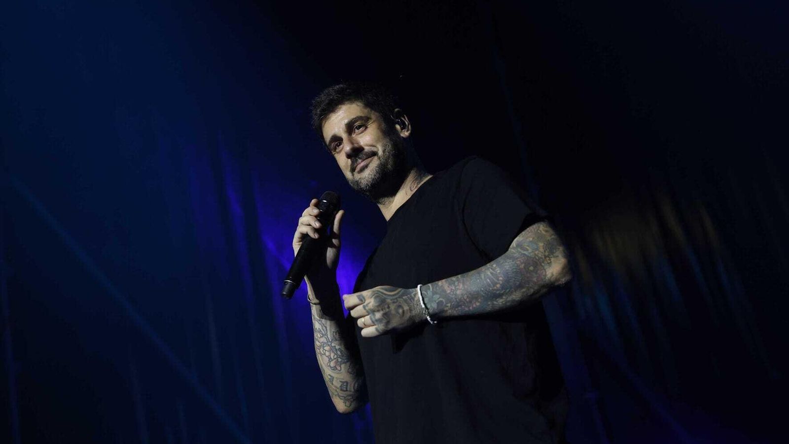 Melendi sobre el escenario de la Plaza de Toros Las Palomas de Algeciras.