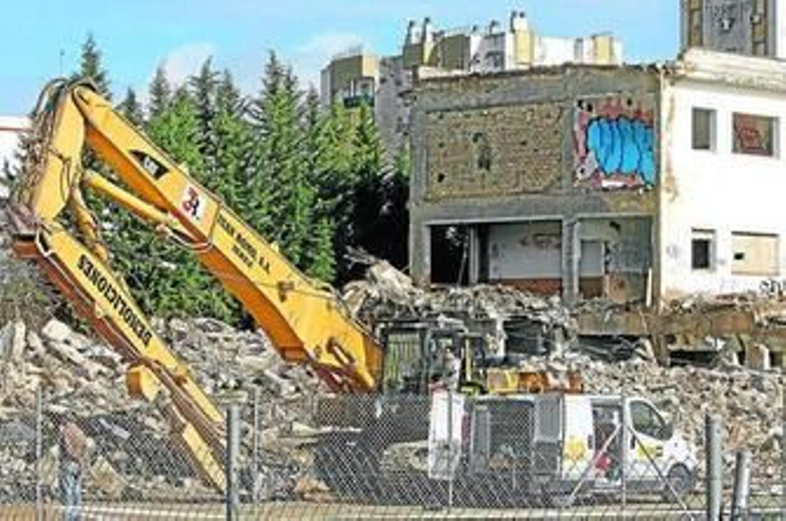 Obras de demolición del colegio Blas Infante donde se construirá un centro polifuncional.