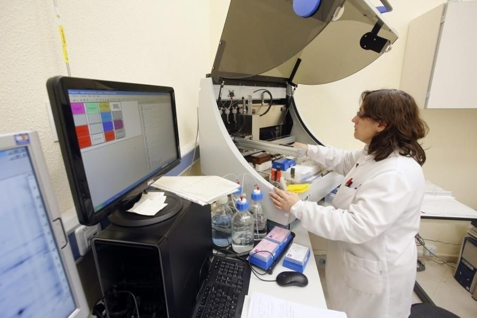 Una investigadora de la UCO en un laboratorio. Una investigadora de la UCO en un laboratorio.