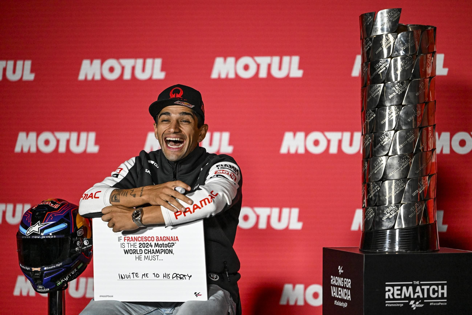 Jorge Martín bromea en la rueda de prensa de pilotos del último Gran Premio del año.