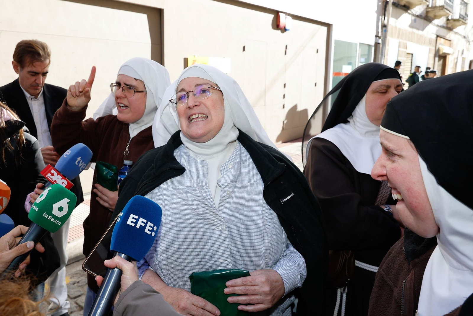 Las monjas de Belorado atienden a los medios a su salida de los juzgados.