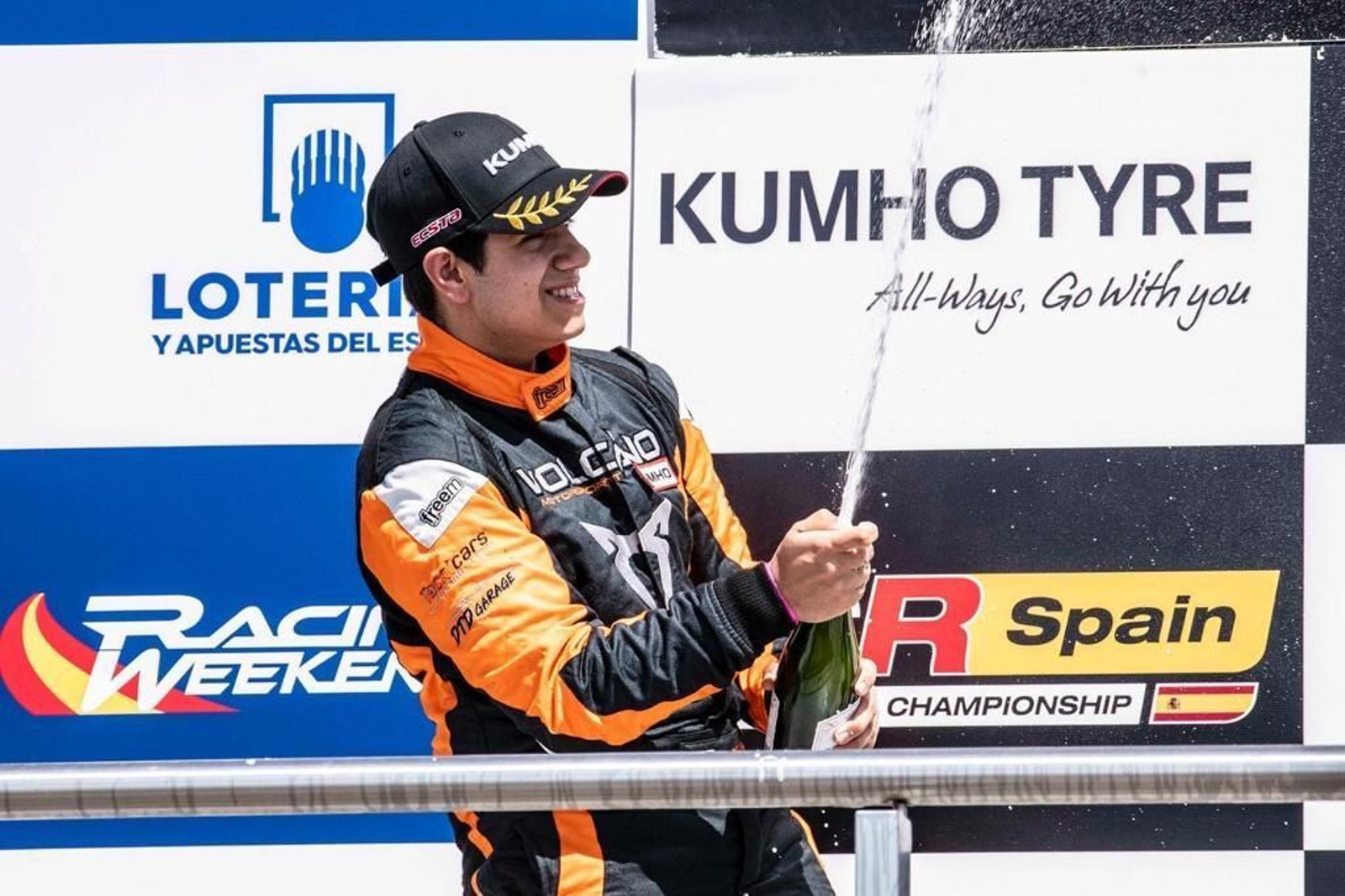 Isidro Callejas celebra una de las carreras del Racing Weekend que ganó en el Jarama.