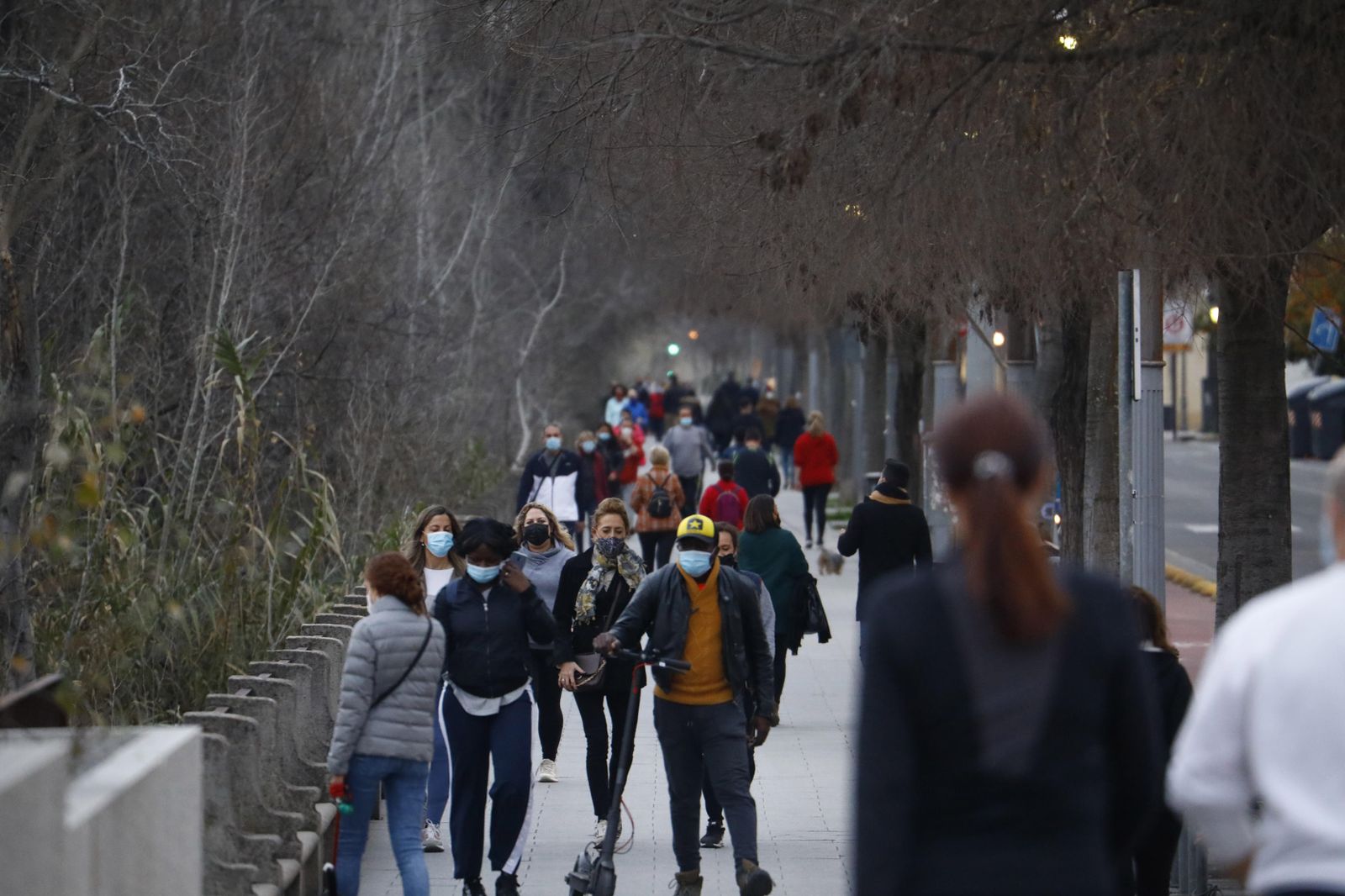 Varias personas pasean por la Ribera.