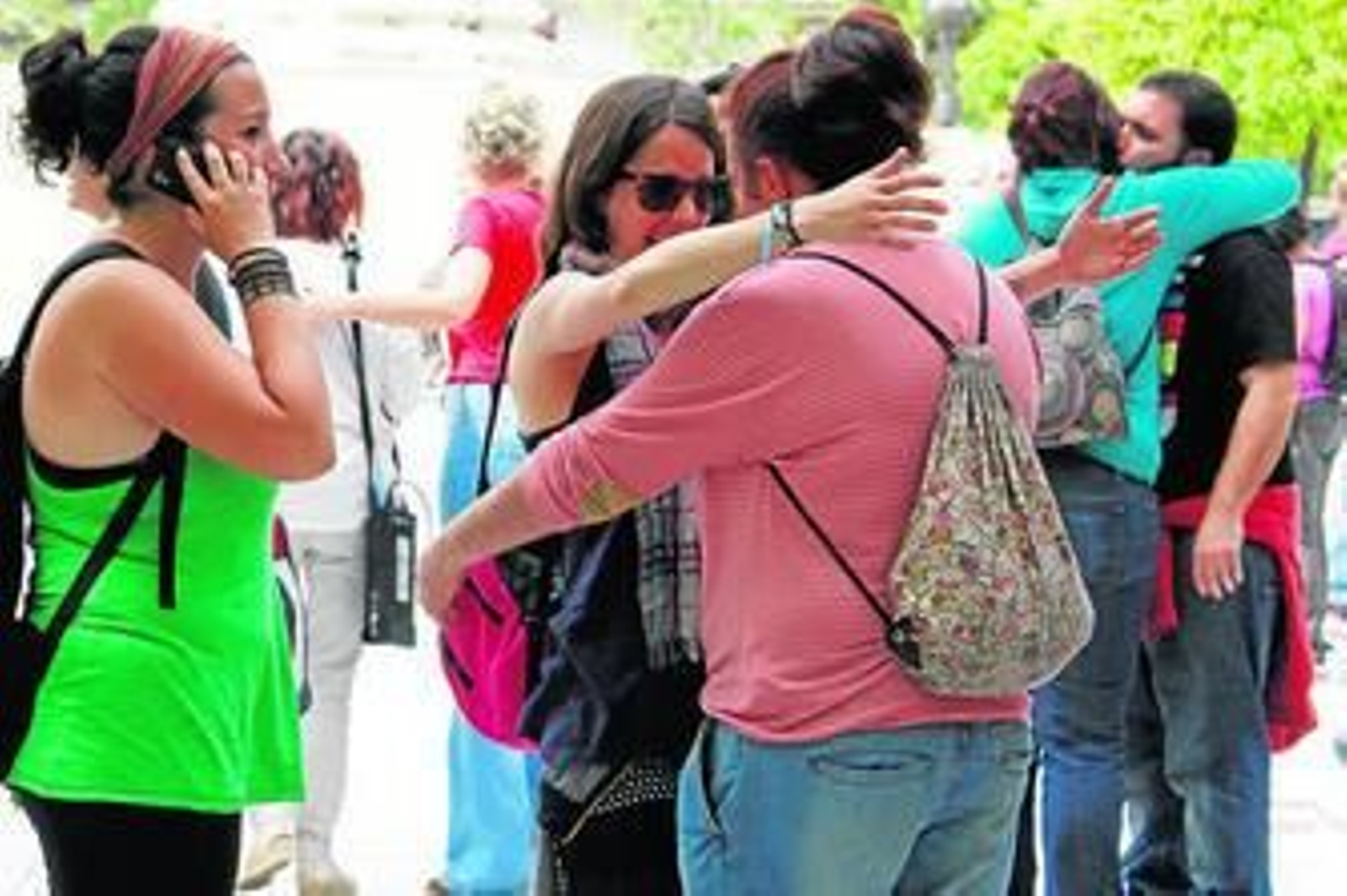 Abrazos y alegría tras el anuncio inicial de IU ayer por la mañana.