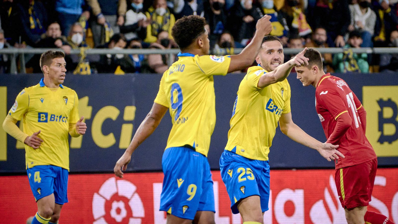 Partido de fútbol entre el Cádiz CF y el Getafe CF.