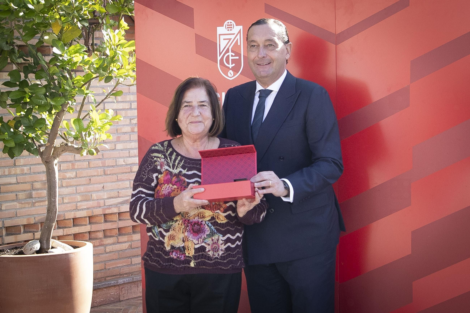 La entrega de insignias del Granada a sus abonados, en imágenes