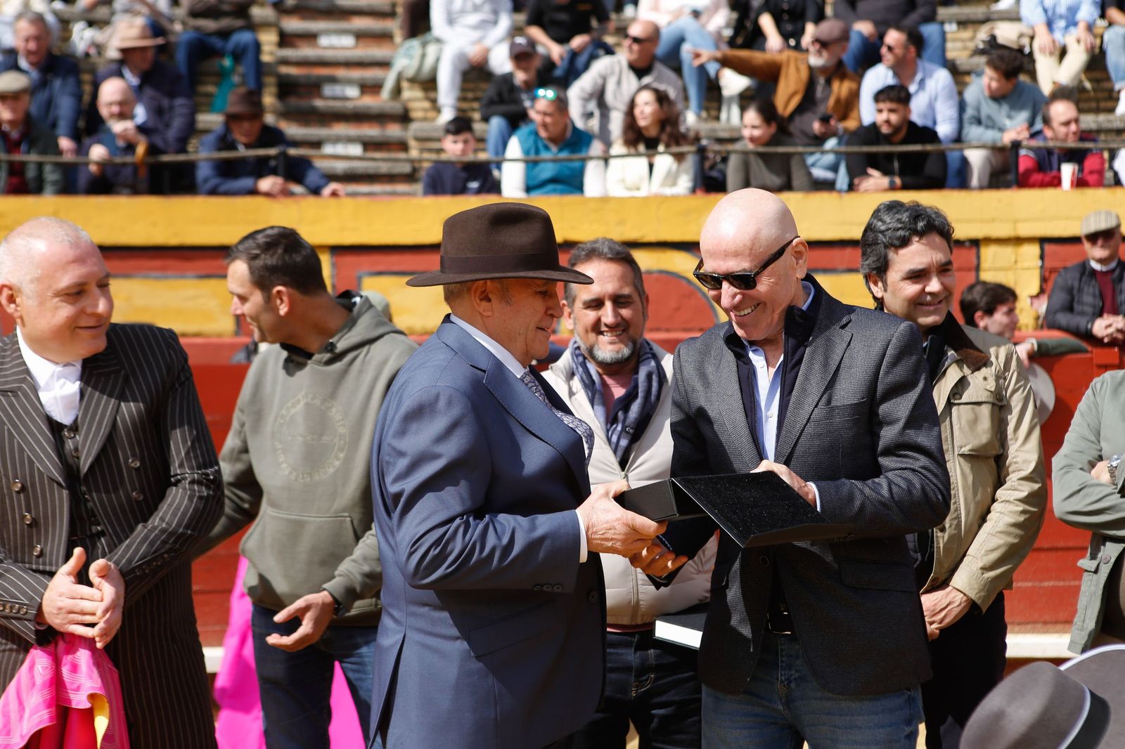 La clase magistral solidaria de Miguelete en la plaza de toros de Las Palomas de Algeciras, en imágenes