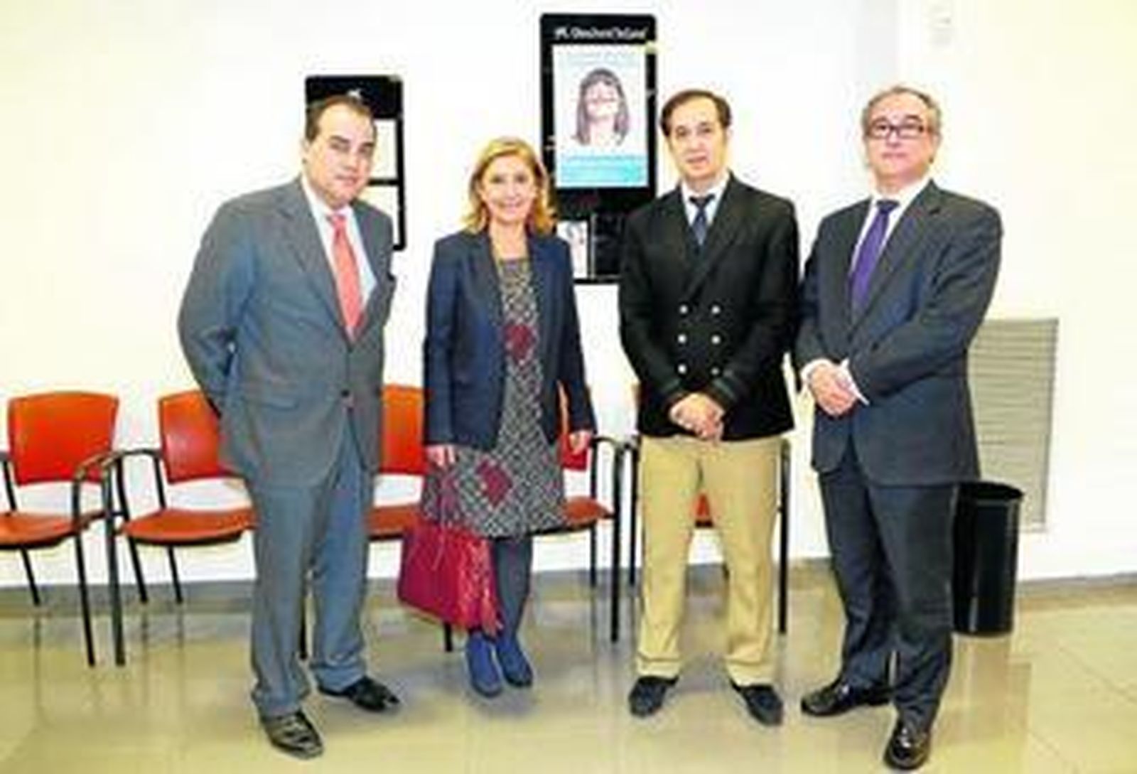 David Fernández, Elena Aguilar y Juan Miguel de la Flor, los Reyes Magos de 2015, ayer junto a Rogelio Prados en la oficina de La Caixa del Mamelón.