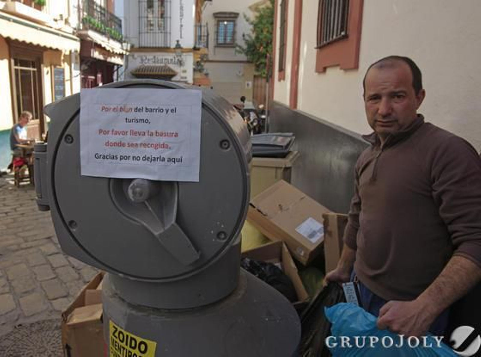 Un cartel en el barrio de Santa Cruz pidiendo colaboración.

Foto: Antonio Pizarro
