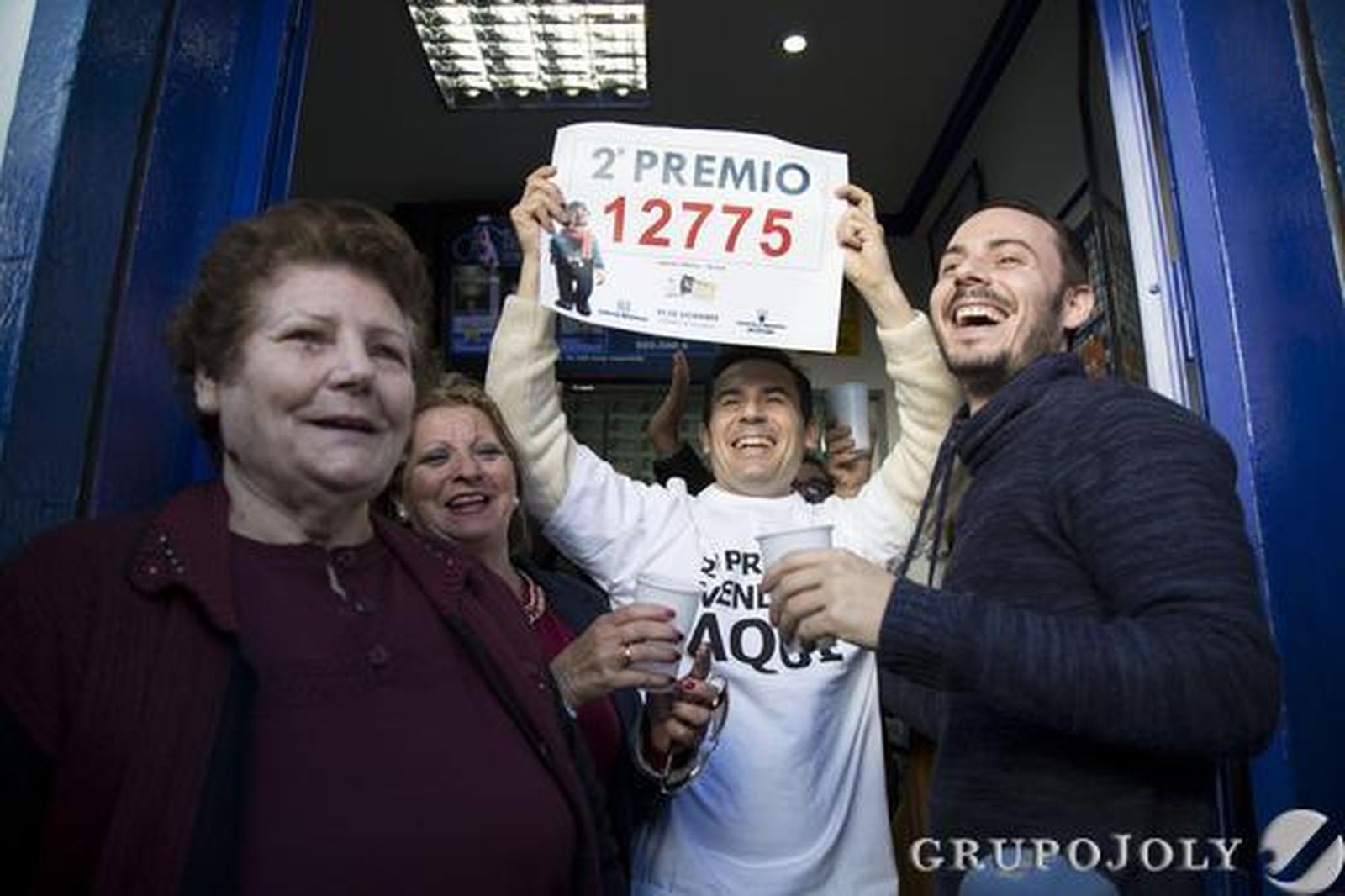 Vecinos de Osuna, agraciados con el segundo premio al número 12775.

Foto: M.J.López