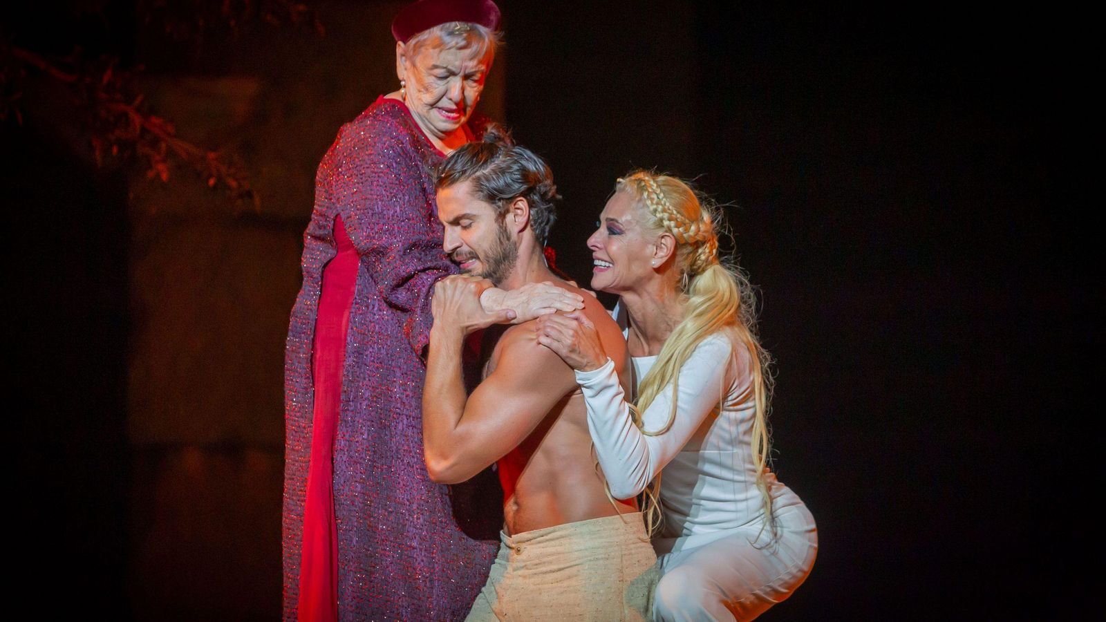 María Galiana, Maxi Iglesias y Belén Rueda, en una escena de 'Penélope'.