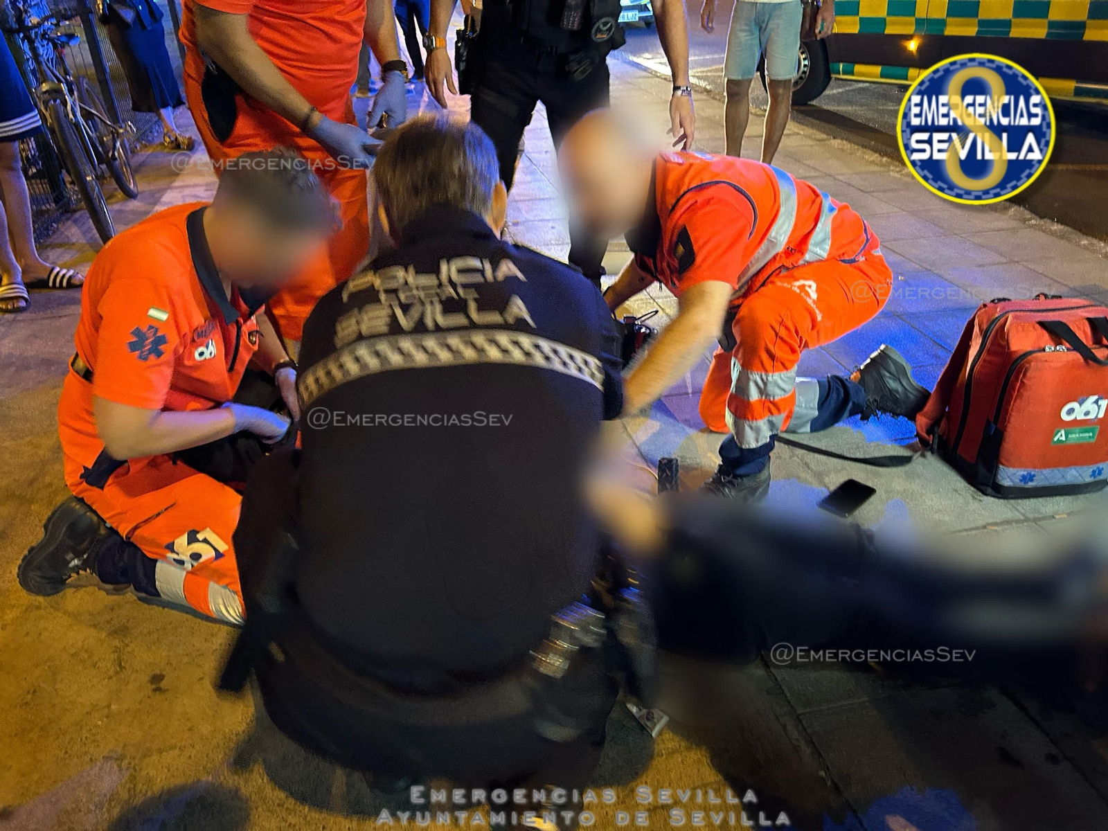 Policías locales y los servicios de emergencias durante la actuación.