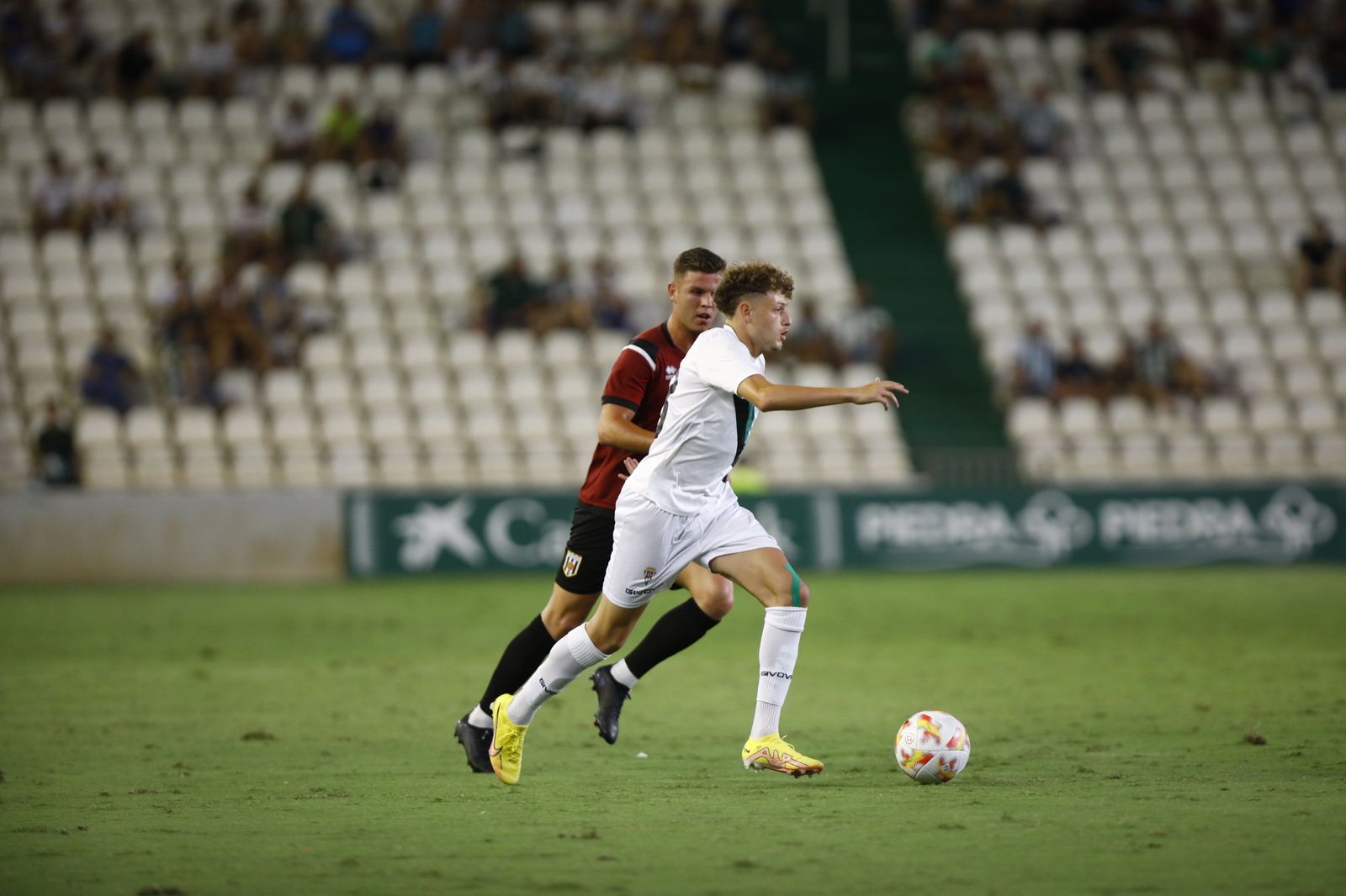 Simo conduce el balón durante el amistoso ante el Mérida.