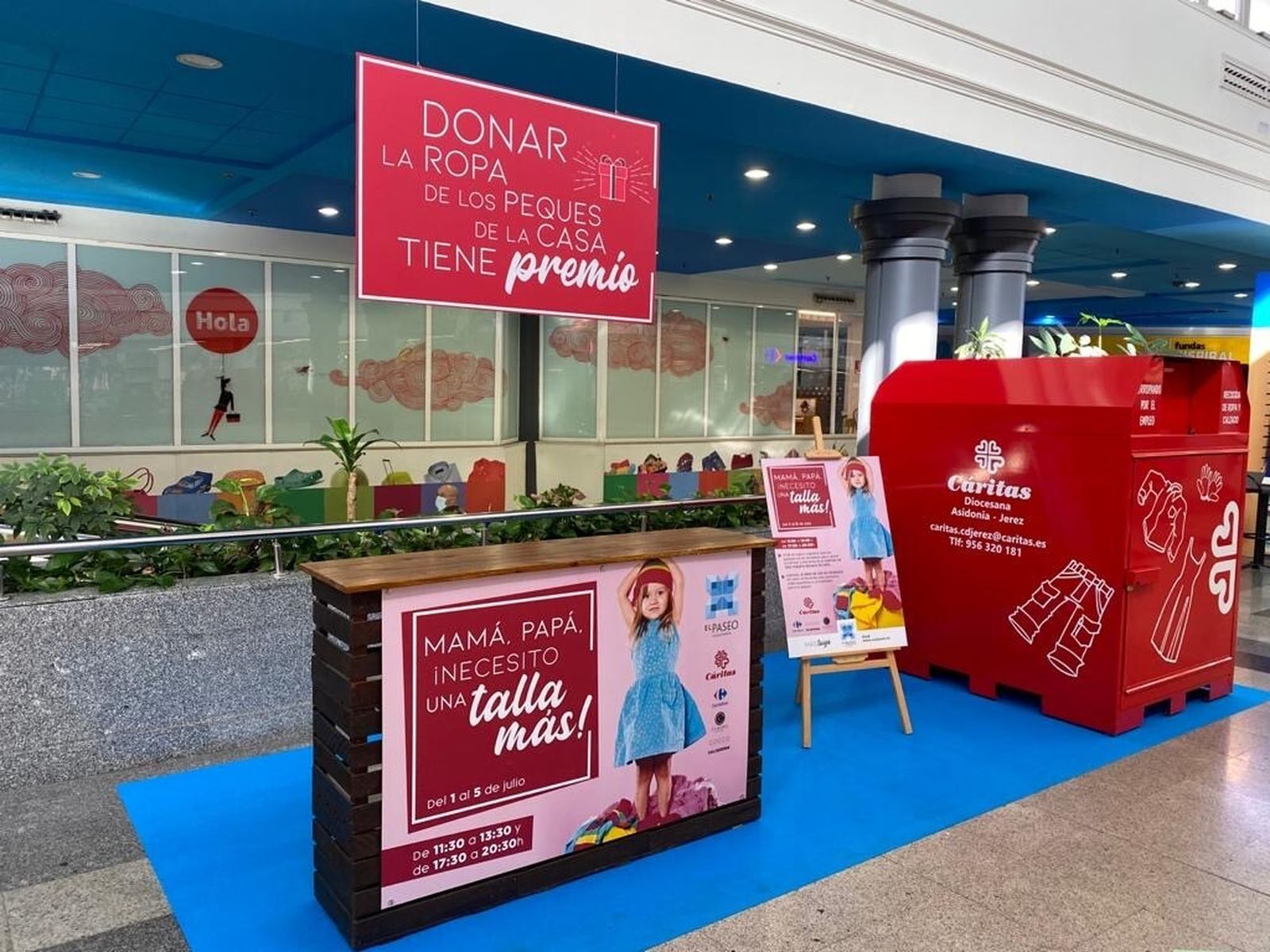 El Paseo premia a los visitantes que colaboren con su campaña de recogida de ropa para Cáritas.