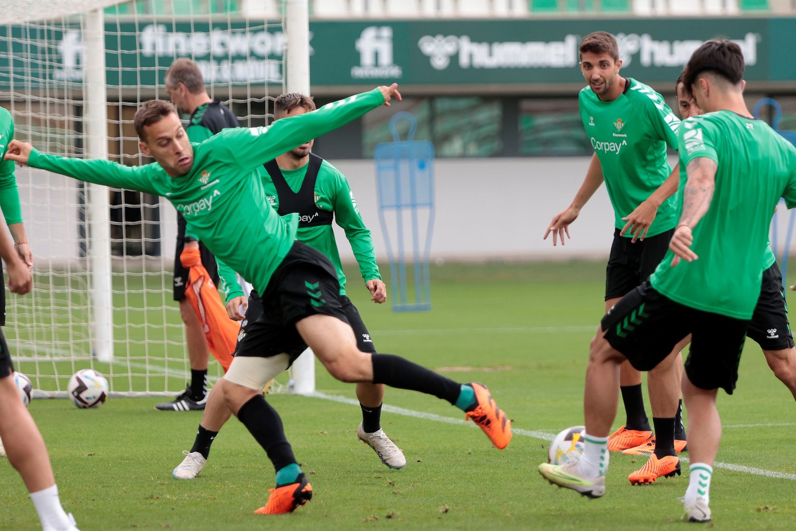 Canales se estira para intentar cortar el balón tocado por Juan Cruz en un rondo junto a Guardado, Rodri y Édgar durante el último entrenamiento en la ciudad deportiva.