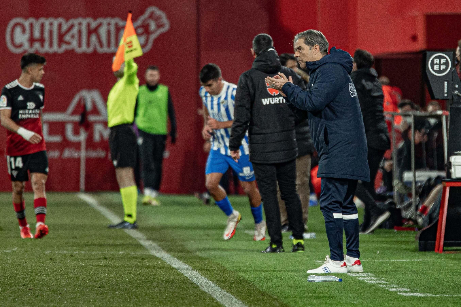Natxo anima a sus jugadores en el Mirandés-Málaga CF.