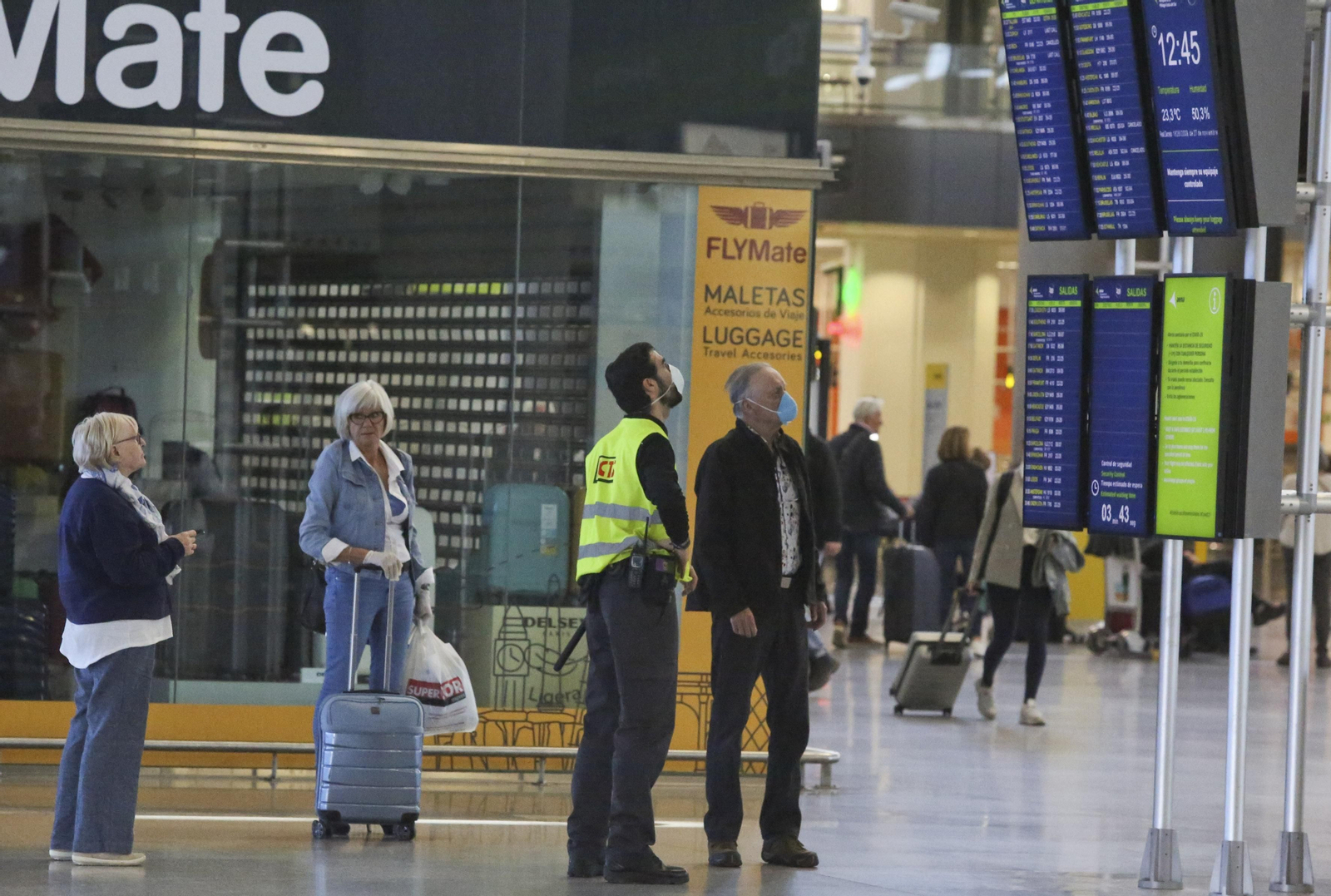 La cuarentena del coronavirus no frena el tráfico de pasajeros en el aeropuerto de Málaga, en fotos