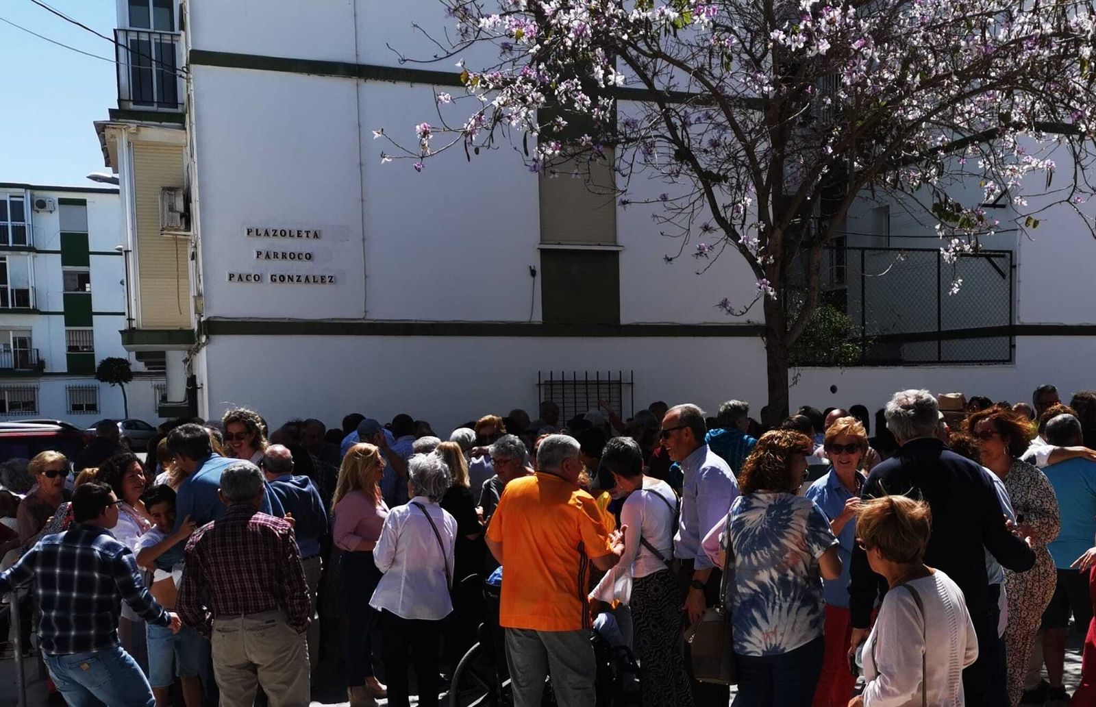 Una imagen del acto de inauguración de la plazoleta dedicada al párroco Paco González.