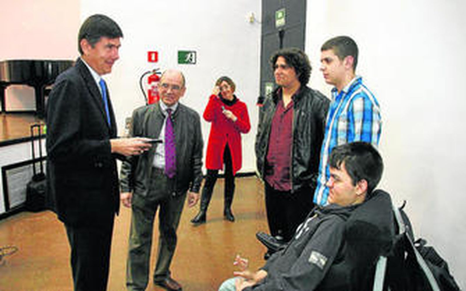 Manuel Pimentel saludó a los autores del cómic nada más llegar.