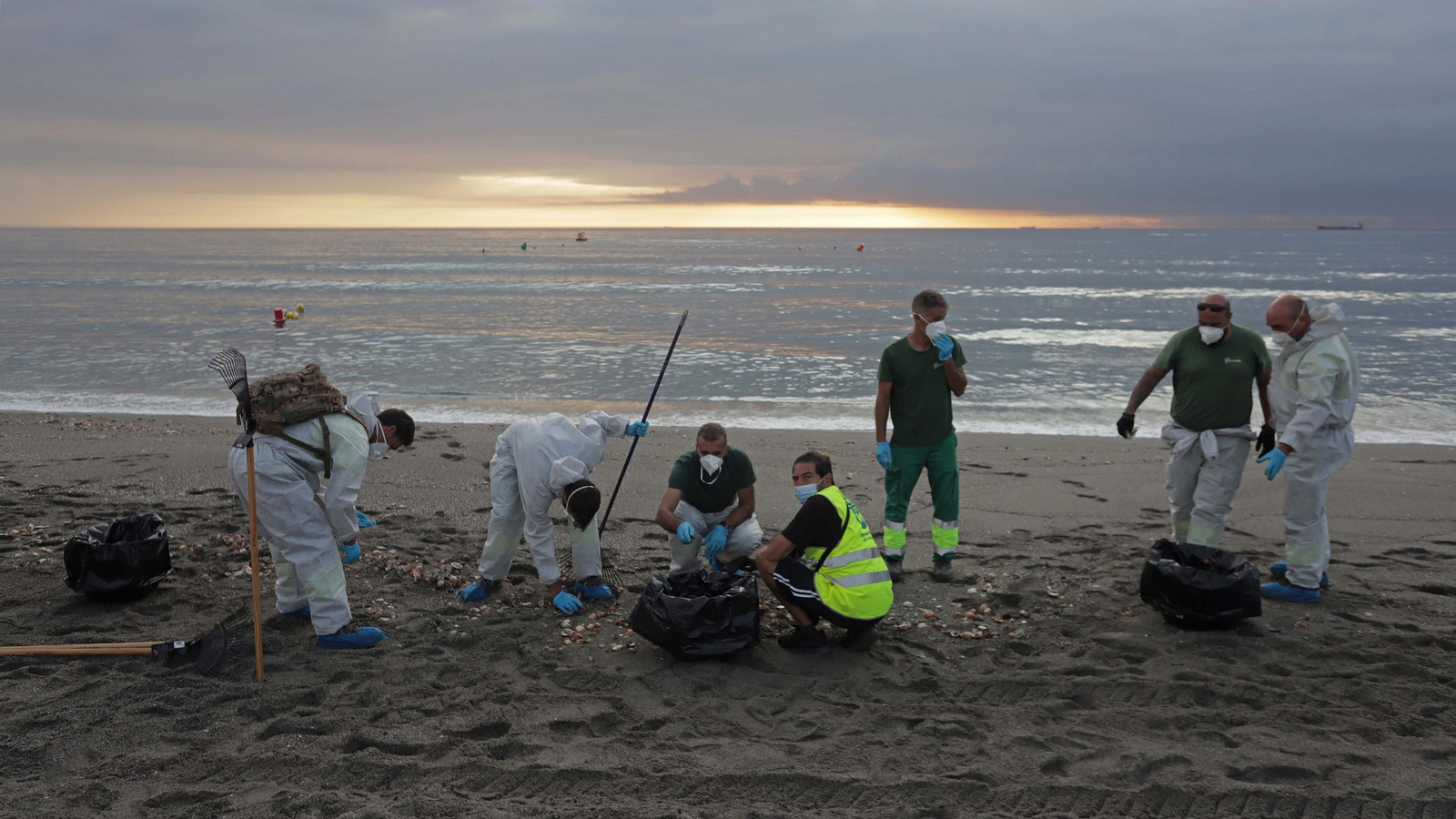 Fotos de las labores de limpieza en la playa de Santa Barbara por el nuevo vertido del 'OS 35' en La Línea