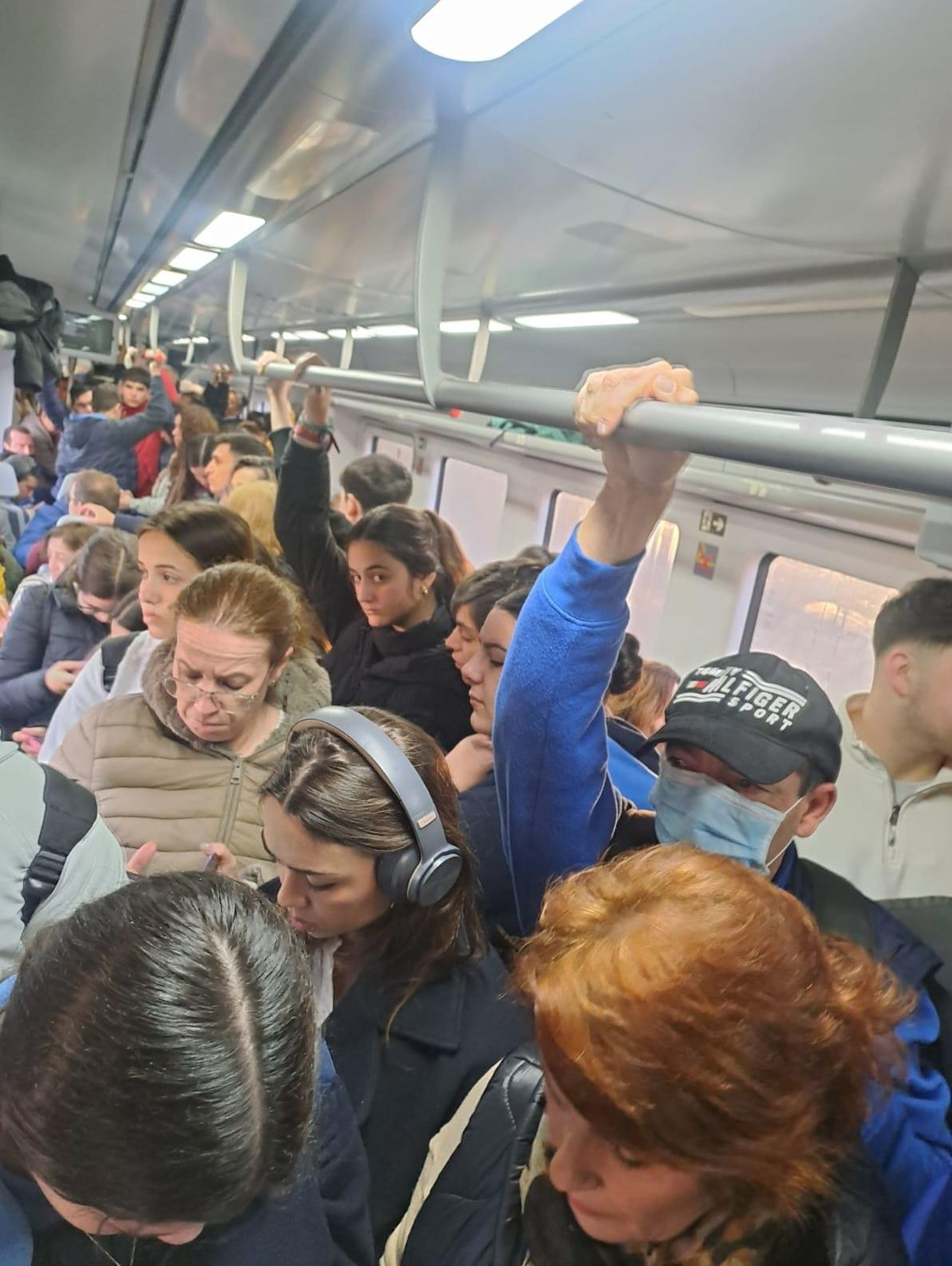 Trenes atestados de viajeros por los retrasos debidos a la huelga de los sindicatos minoritarios y a las averías