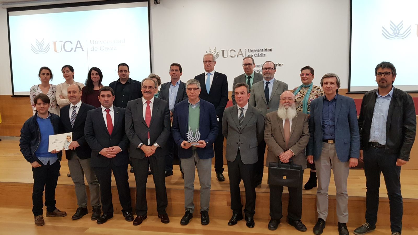 El rector de la UCA junto con los galardonados tras el acto de entrega de los premios.