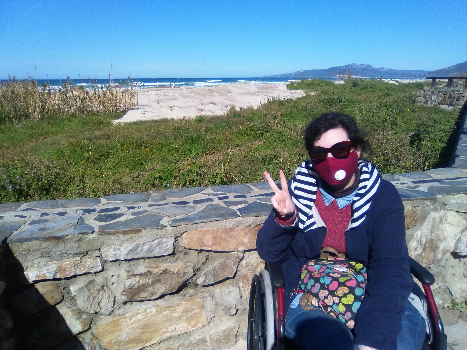 Una de las últimas salidas a la calle de Celia, por el paseo marítimo, antes de la pandemia.