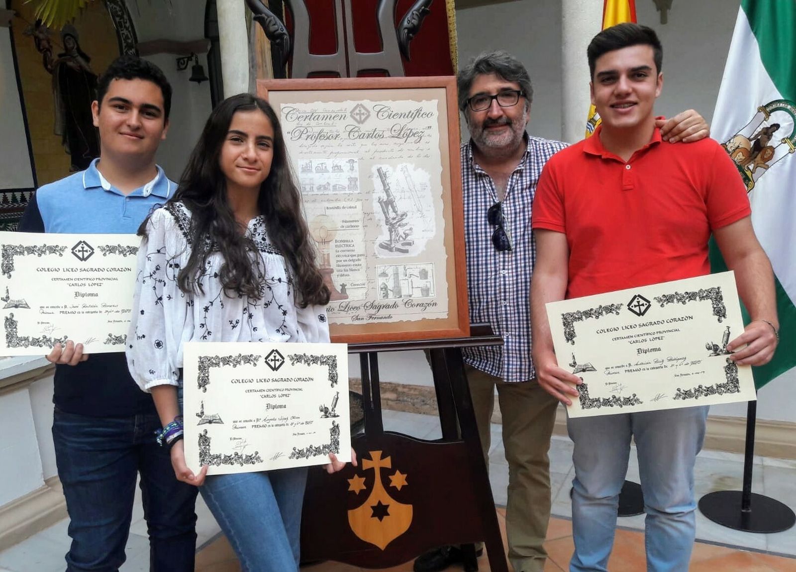 Los alumnos galardonados, con el profesor que ha coordinado el proyecto.