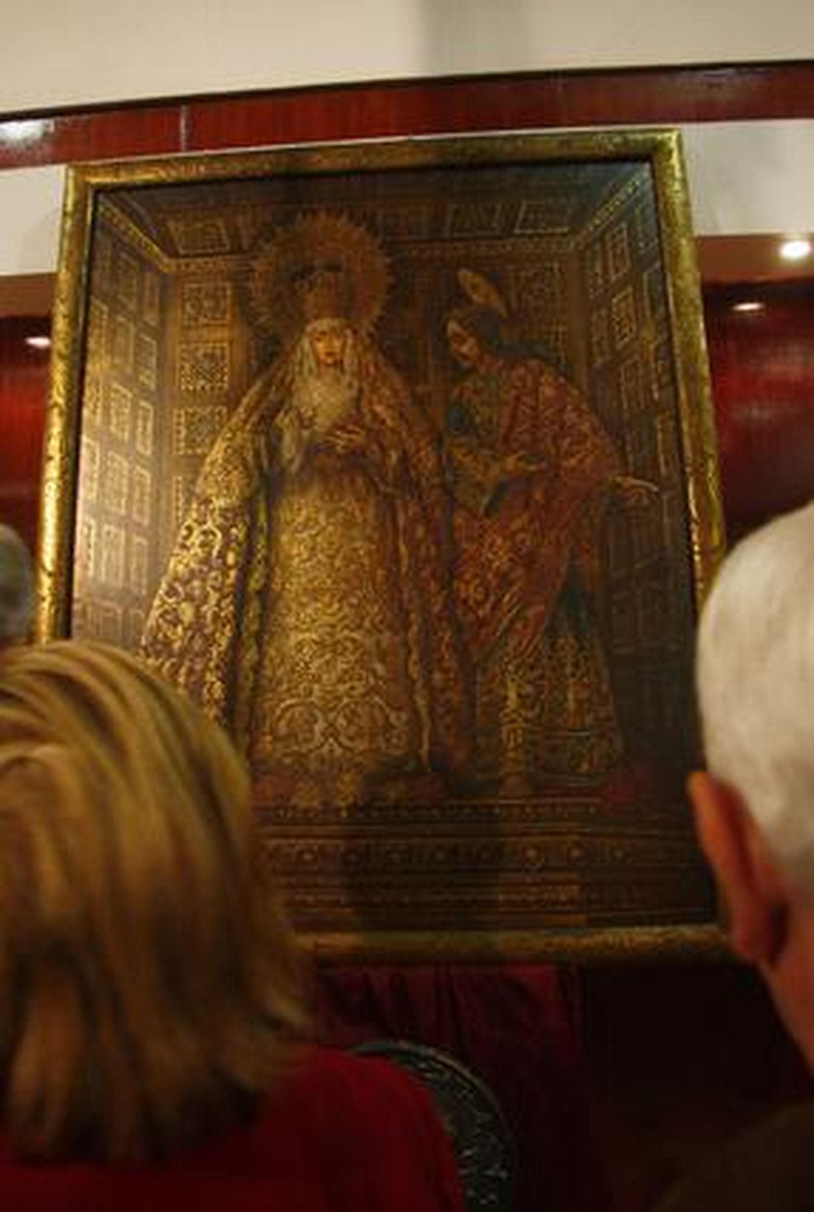 Los visitantes aprecian los objetos de la exposición "Tan lejos y tan cerca", de la Hermandad de la Amargura.

Foto: Belen Vargas