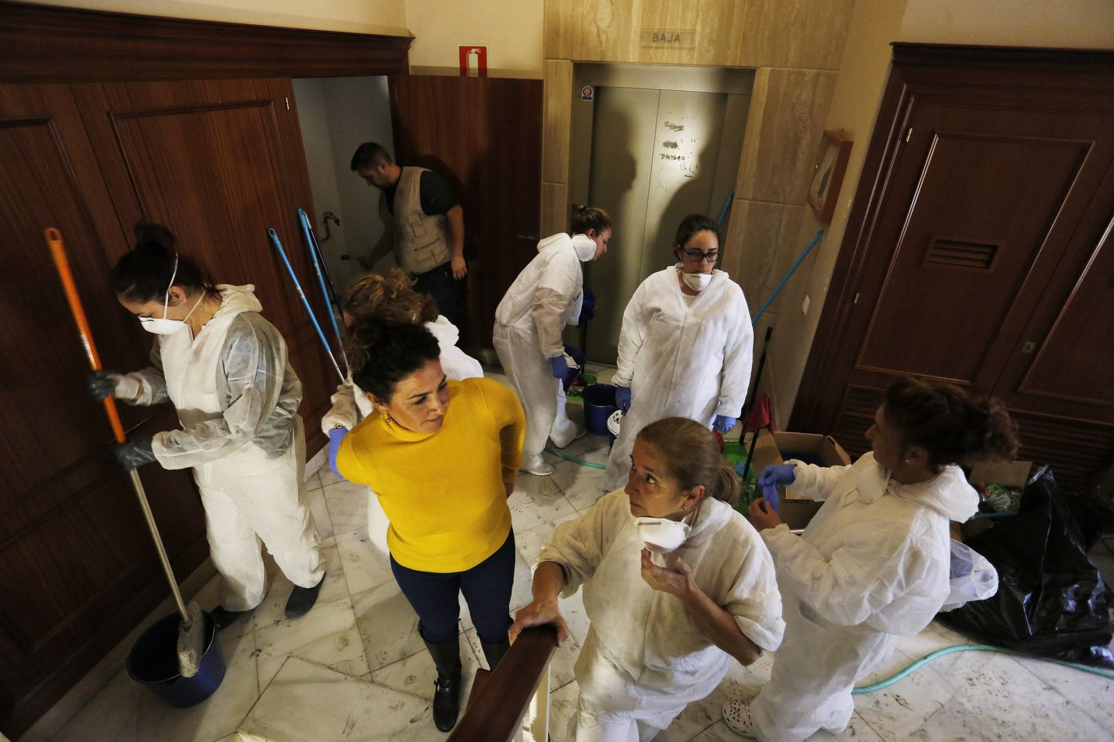 Trabajadoras de la empresa Olympus, en plena faena.