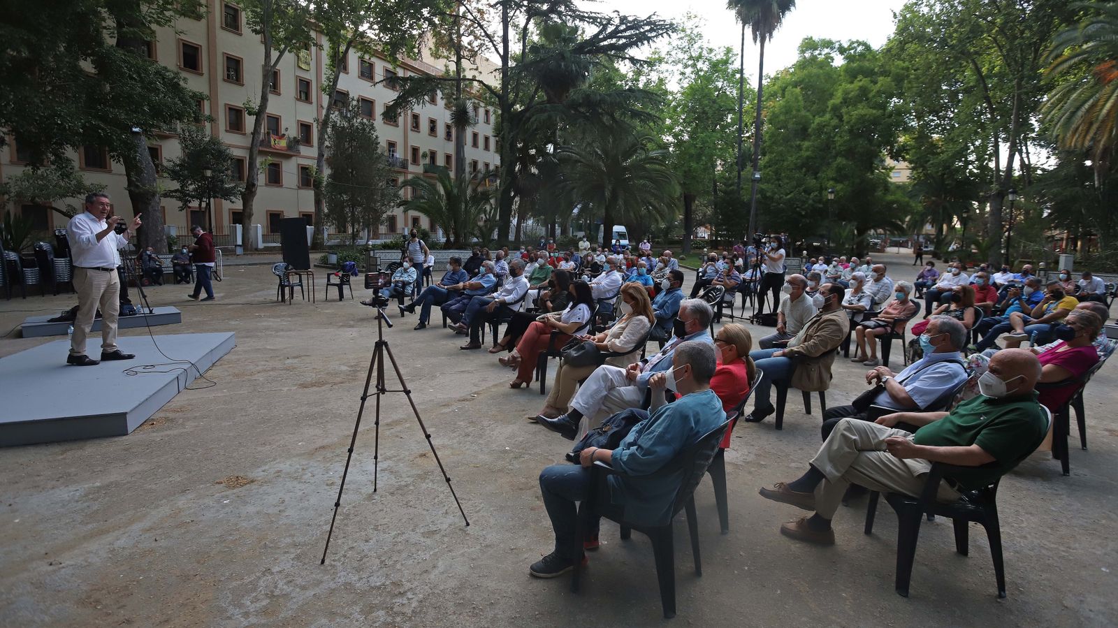Fotos de Juan Espadas con simpatizantes del Psoe en Algeciras