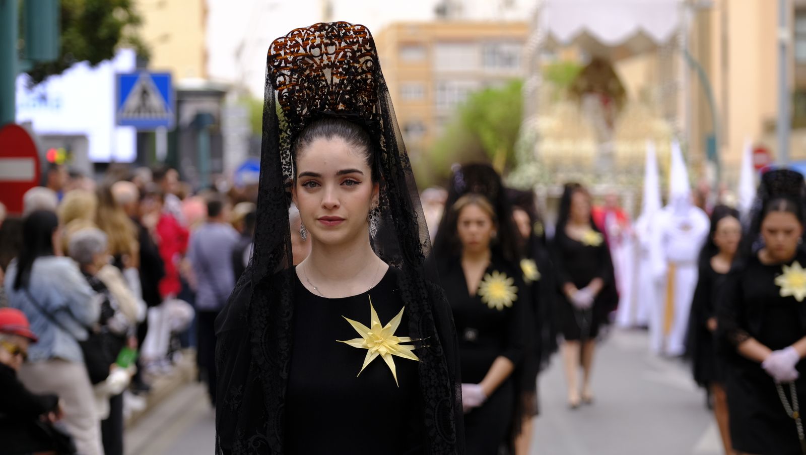 La Borriquita procesiona por las calles de Almería, en imágenes