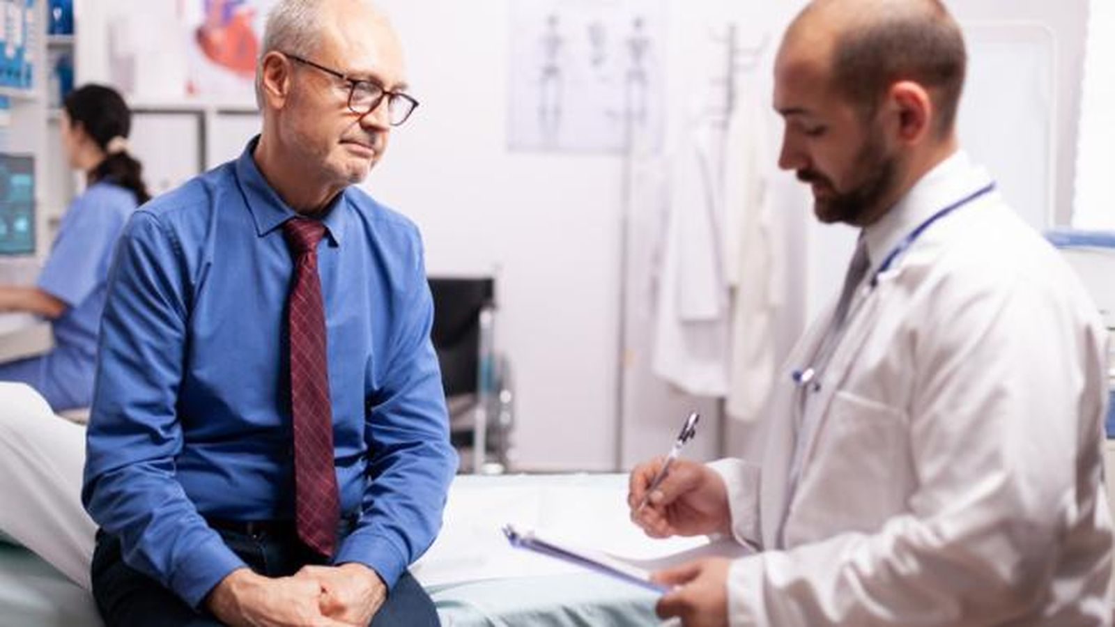 ¿En qué consiste el agrandamiento de próstata, la reciente operación del rey Carlos III a través de la cual se le ha diagnosticado cáncer?