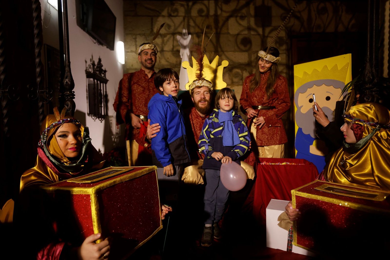 El Cartero Real llena de ilusión el Centro de Córdoba, en imágenes