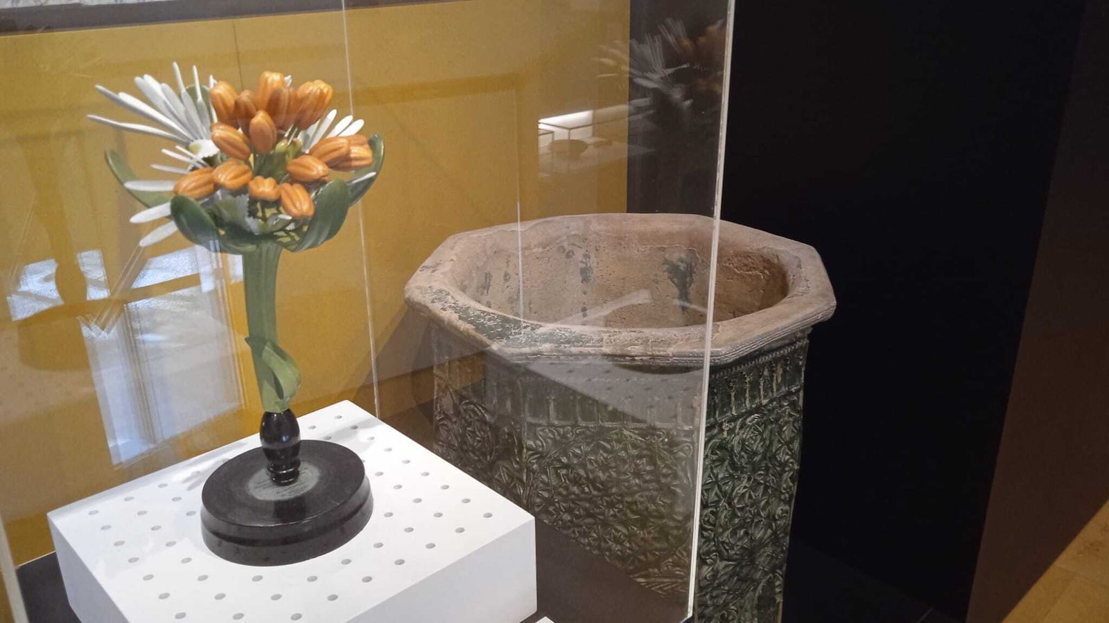 Maqueta de La reseda junto al brocal mudéjar del Museo Arqueológico.