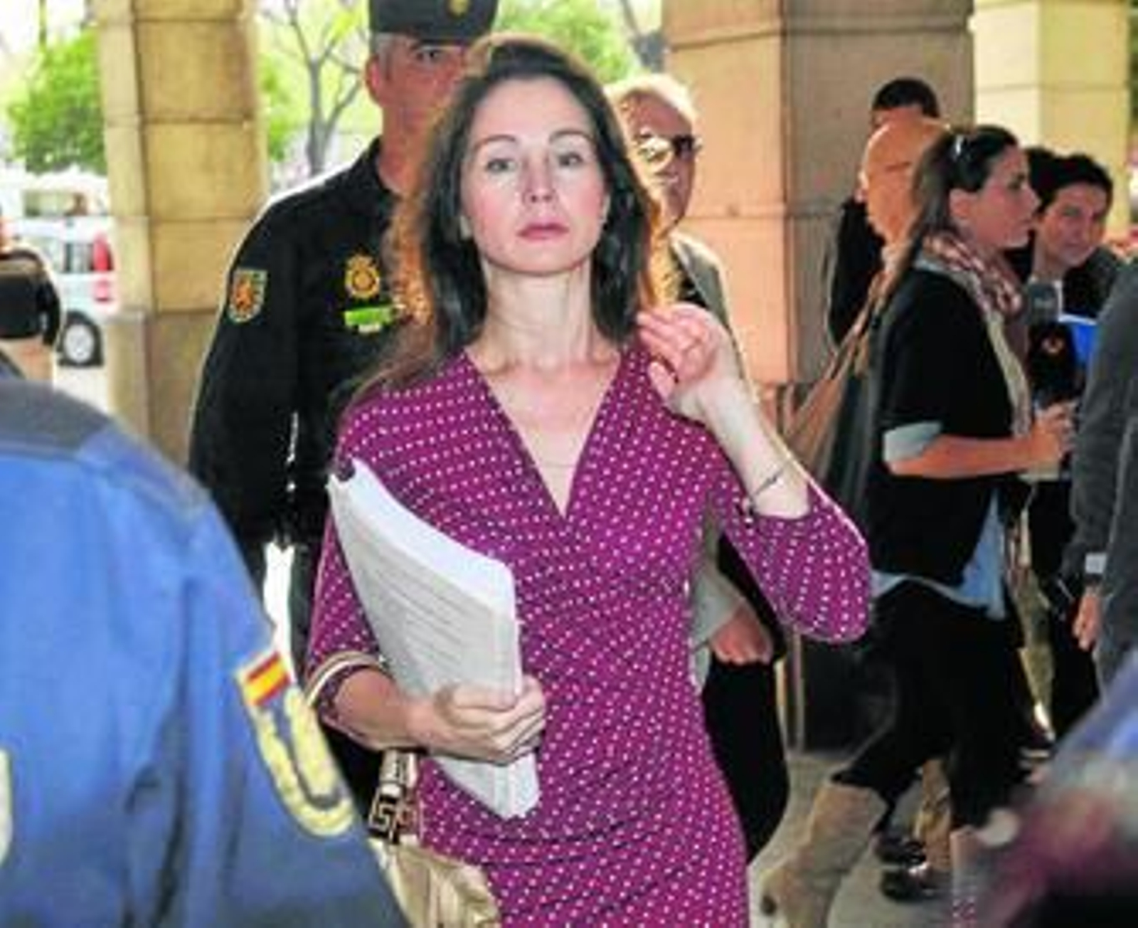 La juez Mercedes Alaya llega a los juzgados de Sevilla, custodiada por la Policía, en una imagen de archivo.