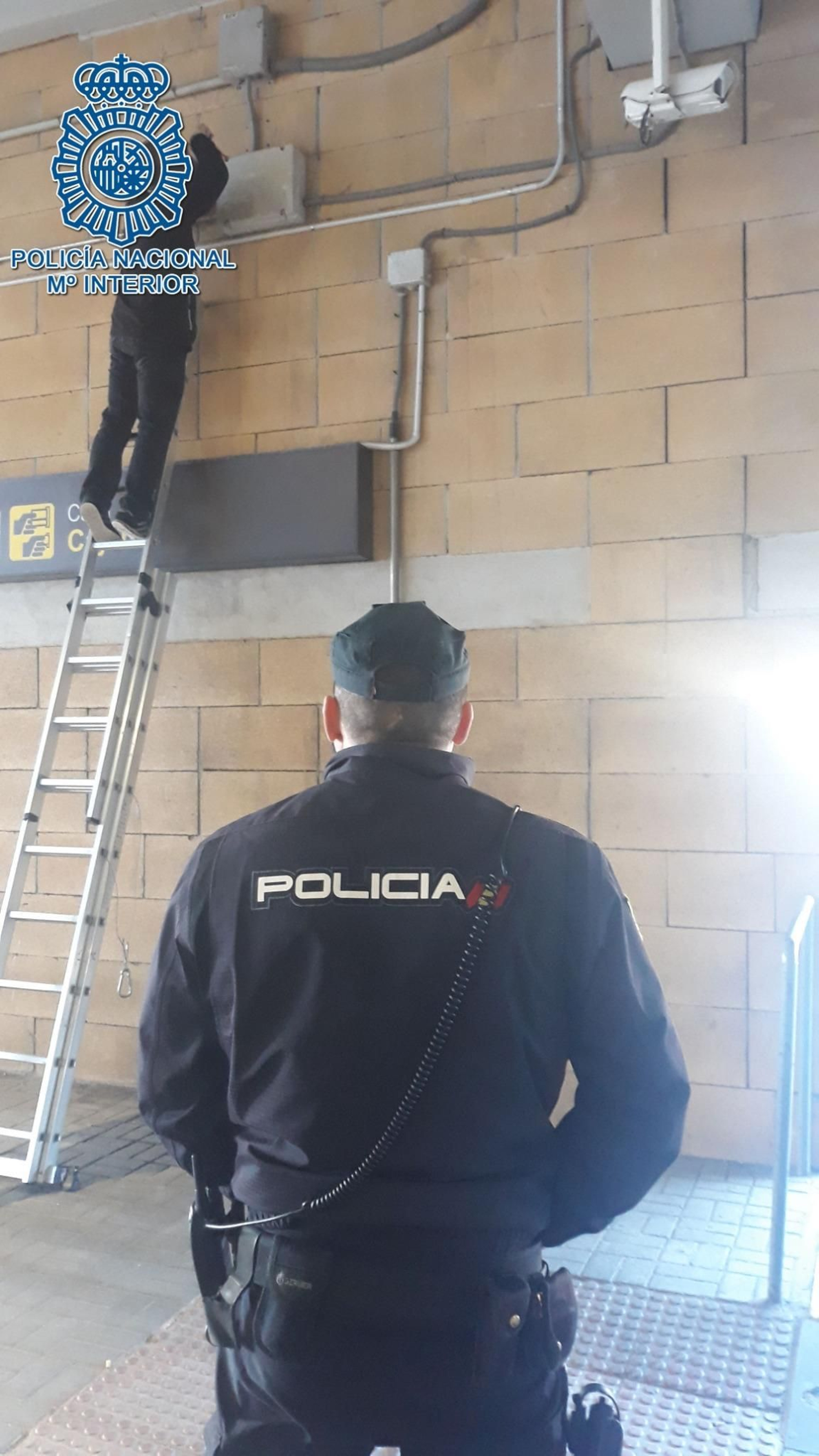 Retirada de la cámara del túnel de llegadas de aeropuerto.