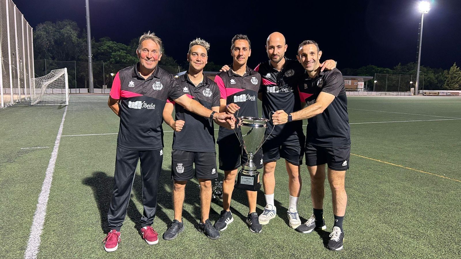 Alfonso Moreno junto a su cuerpo técnico.