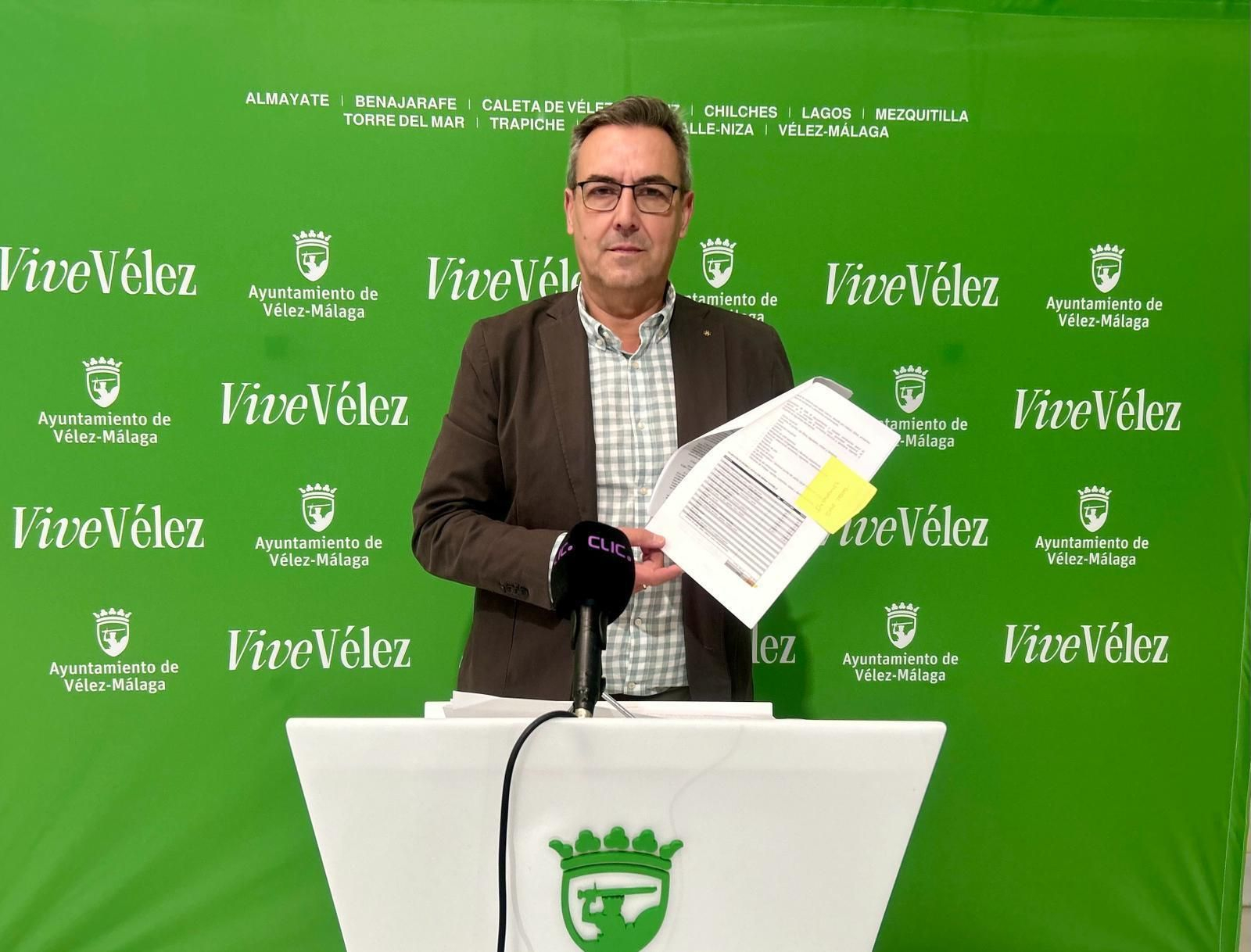 El concejal de Patrimonio, Manuel Gutiérrez, con las bases del proceso de concesión