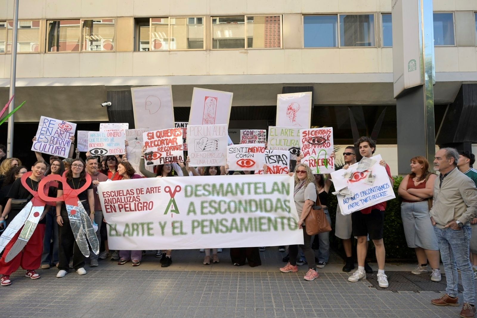 La protesta de la comunidad educativa de la Escuela de Arte y Superior ...