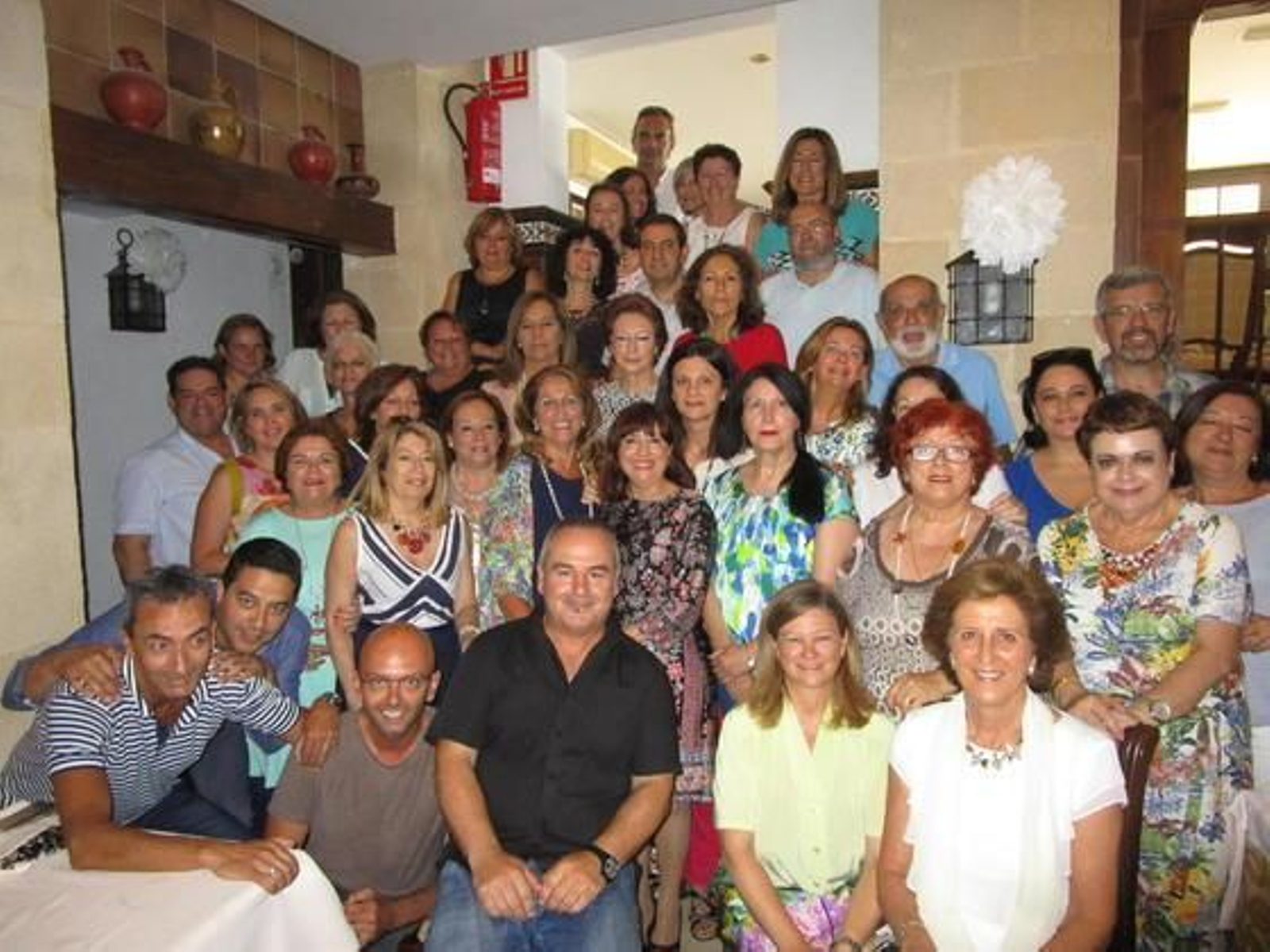 La homenajeada Lole Colombo Roquette, con el grupo de compañeros que asistieron al almuerzo-homenaje, celebrado en el restarurante La Gondóla, con motivo de su reciente jubilación, tras cuarenta y dos años de vida profesional.  Foto: Ignacio Casas de Ciria