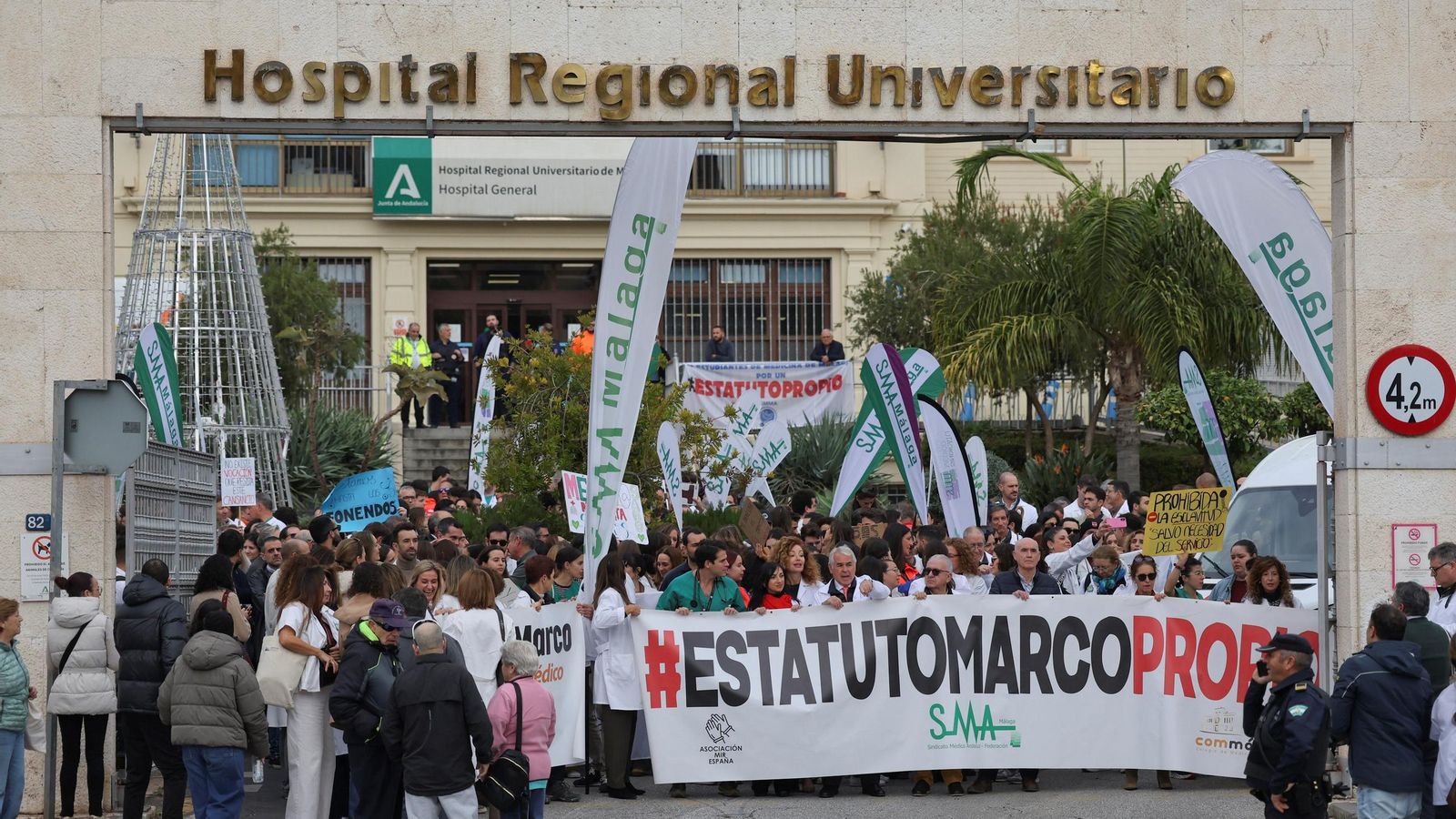 Manifestantes, este jueves, en el Hospital Regional de Málaga.
