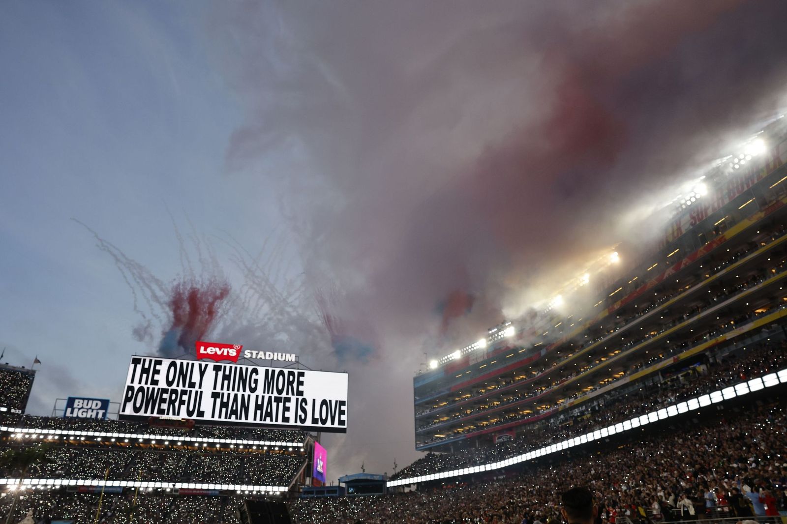 Las mejores fotos de la Super Bowl con la actuación de Bad Bunny