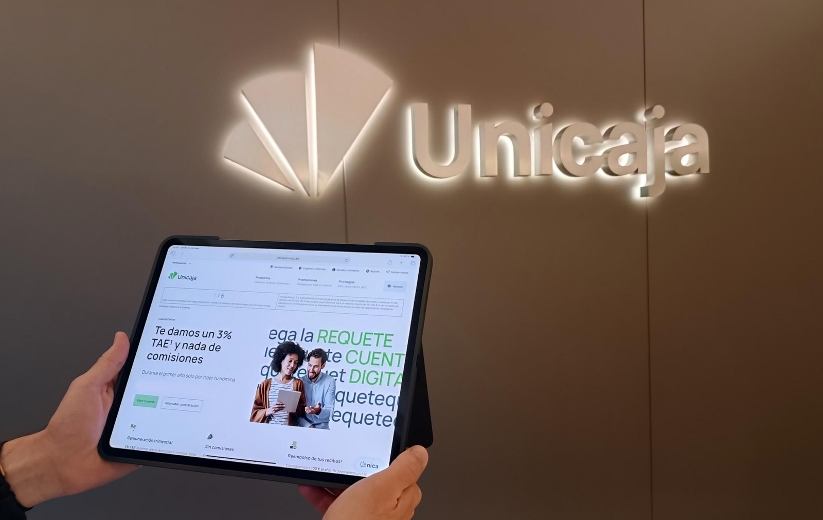 Consulta al portal de Unicaja a través de una tablet.