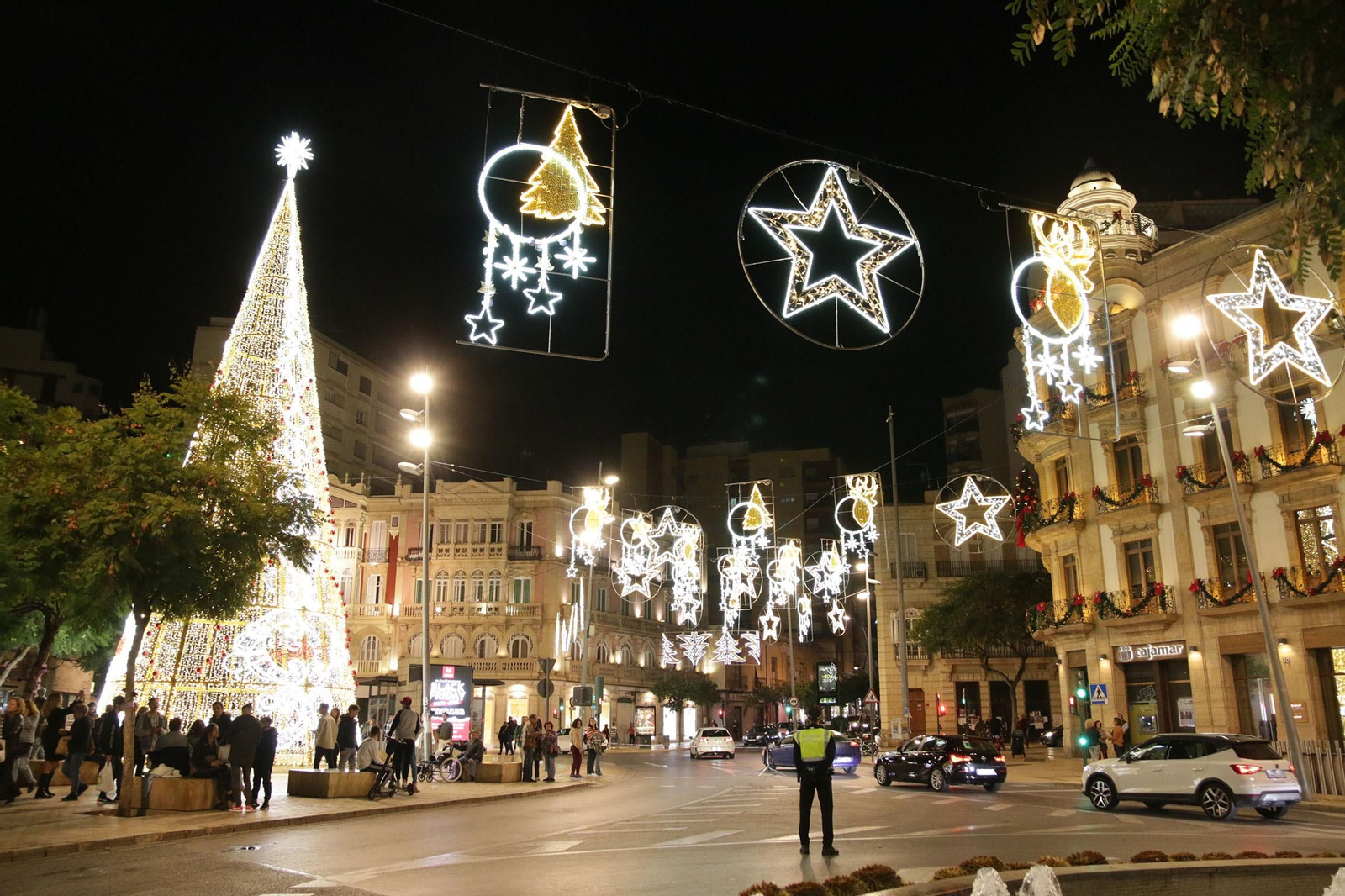 Iluminación especial de Navidad en Puerta Purchena, en la capital